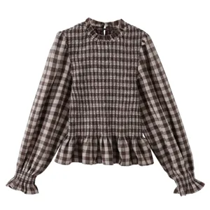 Braune Vichy-Karobluse Detail, gesmoktes Oberteil und eleganter Stehkragen mit Rüschen.