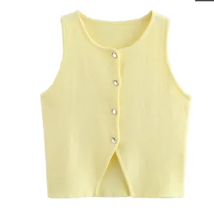 Gele mouwloze gebreide tanktop met decoratieve knopen aan de voorkant en splitzoom.