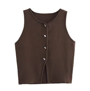 Bruine damestop van gebreidem materiaal zonder mouwen, casual knopenvest met ronde hals.