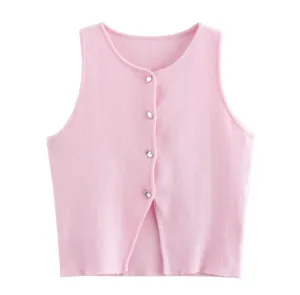 Roze gebreide mouwloze knop top detail, zachte ronde hals casual zomerbreiwerk stijl.