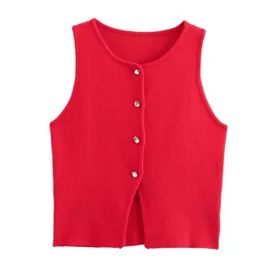 Gedetailleerd overzicht van een elegante rode gebreide mouwloze top met mooie metalen knopen.