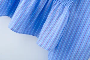 Detailansicht des blau-weiß gestreiften Langarmhemdes mit Fokus auf Stoffstruktur und Bündchen.