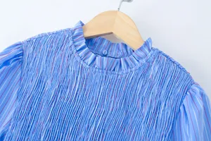 Blau gestreifte langarm Bluse Detailansicht, elegante Stehkragen Damenmode fuer Alltag.