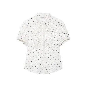 Top in popeline a pois bianchi a maniche corte con fiocco e dettagli a palloncino.