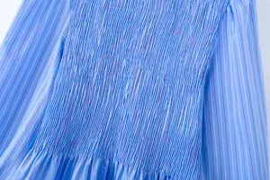 Blau-weiße Damen Langarmbluse mit elastischen Raffungen und gestreifter Textur.