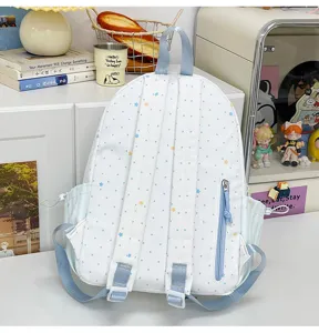 Gedetailleerd overzicht van een schattige Japanse rugzak met sterrenprint en blauwe bandjes.
