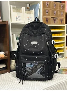 Detailansicht eines schwarzen Rucksacks mit Sternenmuster, Sichtfenster und Seitengurten.