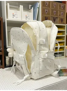 Detailansicht des weißen japanischen Sternen-Schulrucksacks mit transparenter Fronttasche.
