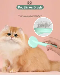 Spazzola per animali con design angolato per una facile rimozione di nodi e pelo.