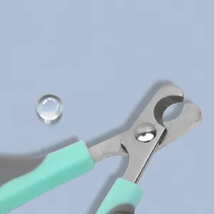 Professional pet nail clipper with crescent blade and ergonomic anti-slip handle for cats.