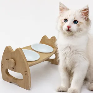 Supporto doppio per ciotole di gatti in legno con ciotole di ceramica e design inclinato a 15 gradi.