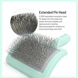 Cepillo carda ergonómico para mascotas con finas púas metálicas curvas de 2.5 cm.