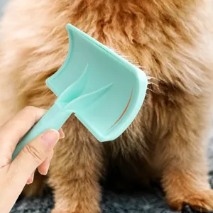 Cepillo ergonómico para mascotas en forma de C con púas curvadas para un aseo fácil y rápido.