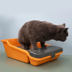 Halbgeschlossene Katzenklo mit hohem Zaun und Pedal, orange Haustier-Toilette.