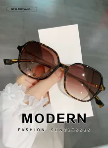 Chic lunettes de soleil carrées tendance avec verres dégradés et monture écaille.