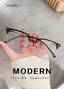 Detailansicht klassischer Halbrand-Metallbrille mit schwarzem und silbernem Rahmen.