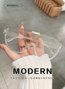 Occhiali da sole oversize monopezzo con montatura trasparente e barra superiore in metallo.