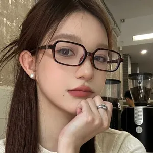Lunettes de vue carrées élégantes avec monture effet écaille classique au quotidien.