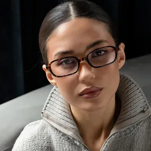 Gros plan détaillé de lunettes rectangulaires tendance en écaille, accessoire de mode élégant.