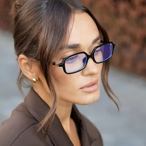 Vue détaillée de lunettes élégantes carrées noires anti-lumière bleue portées par le mannequin.