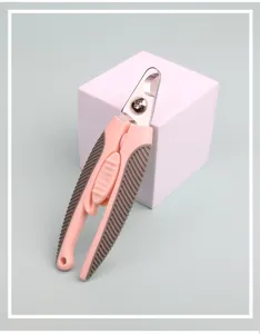 Vue détaillée de coupe-ongles pour animaux avec lame en acier et manche rose ergonomique.