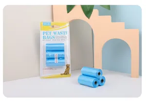 Vue détaillée de sacs à déjections pour animaux de compagnie en emballage et rouleaux.