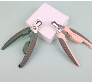 Détail de coupe-ongles pour animaux avec ciseaux en métal vert et rose vif