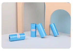 Vue détaillée de sacs à décomposition bleue pour chiens en rouleaux, nettoyage pratique.