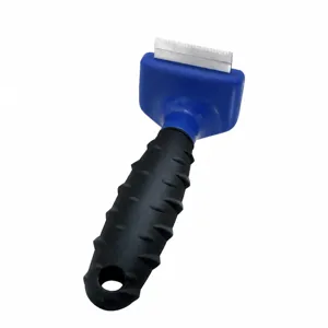 Professionele huisdierontwarringskam met roestvrijstalen mesjes en ergonomische rubberen handgreep.