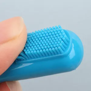 Brosse à dents de doigt pour animaux en TPR bleu, poils souples pour un bon soin dentaire.