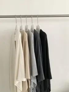 Vista dettagliata del cardigan scialle in maglia, presentazione di mantella unita casual.
