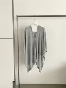 Cardigan mantella in maglia tinta unita, elegante coprispalle con bottoni per donne.