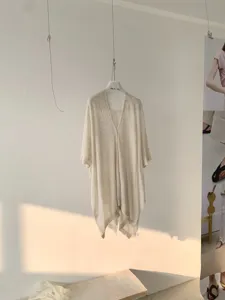 Vista detallada del cárdigan chal amplio informal de mezcla de lino para mujer en beige.