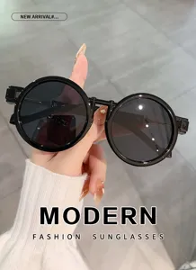 Detailansicht einer schwarzen runden Sonnenbrille im Retrostil mit glänzendem Kunststoffgestell.