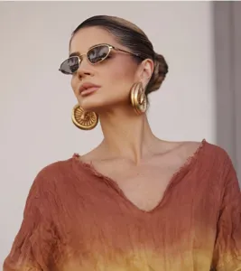 Gafas de sol elegantes con montura de metal y lentes ovaladas para un estilo urbano chic.