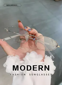 Primer plano detallado de elegantes gafas con montura de metal y un diseño elegante y compacto.