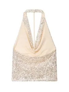 Dettaglio top halter con paillettes chic, design con scollo ad anello aperto, moda.