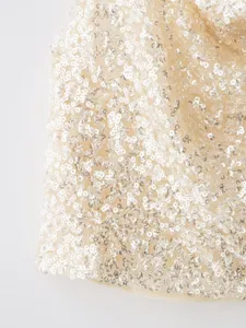 Primo piano ravvicinato del tessuto con paillettes scintillanti, che mostra la brillante lavorazione.