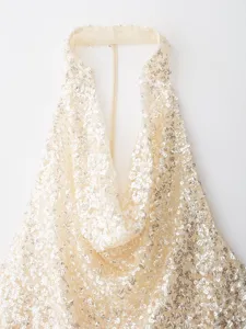 Primo piano dettagliato del top scintillante con paillettes e scollo all'americana.