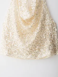 Dettaglio del top all'americana con paillettes scintillanti, elegante capo party schiena scoperta.