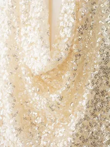 Primo piano del tessuto scintillante del top all'americana con paillettes argento.