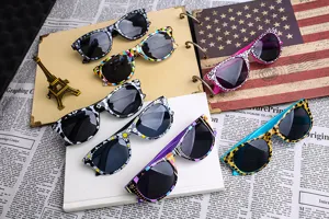 Vintage Sonnenbrille mit bunten Mustern und schwarzen Glaesern, stylische Brille fuer Sommer.