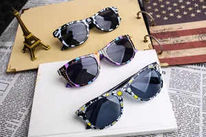 Retro gemusterte Sonnenbrille Set mit stilvollen Blumen, Karos und Graffiti Rahmen.