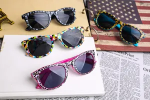 Modische Retro-Sonnenbrille mit Totenkopf- und Leopardenmuster für Strand und Freizeit.