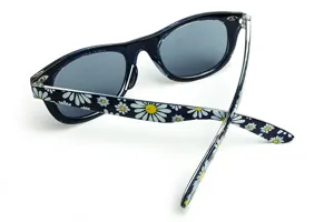 Detailansicht der Retro-Sonnenbrille mit Blumenmuster, eleganter dunkler Rahmen mit feinen Mustern.