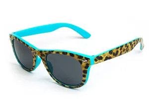 Nahaufnahme von Sonnenbrille mit Leopardenmuster, blauem Innenrahmen und Nietendetail.
