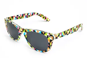 Bunte geometrische Dreiecksmuster-Details am Sonnenbrillengestell und dunkle UV-Gläser.