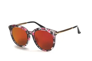 Große Damen Sonnenbrille mit bunten verspiegelten Gläsern und Metallbügeln für einen schicken Look.
