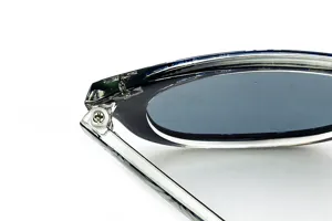 Nahaufnahme des Metallscharniers und des transparenten Rahmens einer modischen Sonnenbrille.