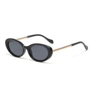 Trendige Kleine Ovale Sonnenbrille Mit Metallkette Bügeldetail Kunststoff Metall Vollrand UV400 Brille Für Reisen Damen Herren Unisex